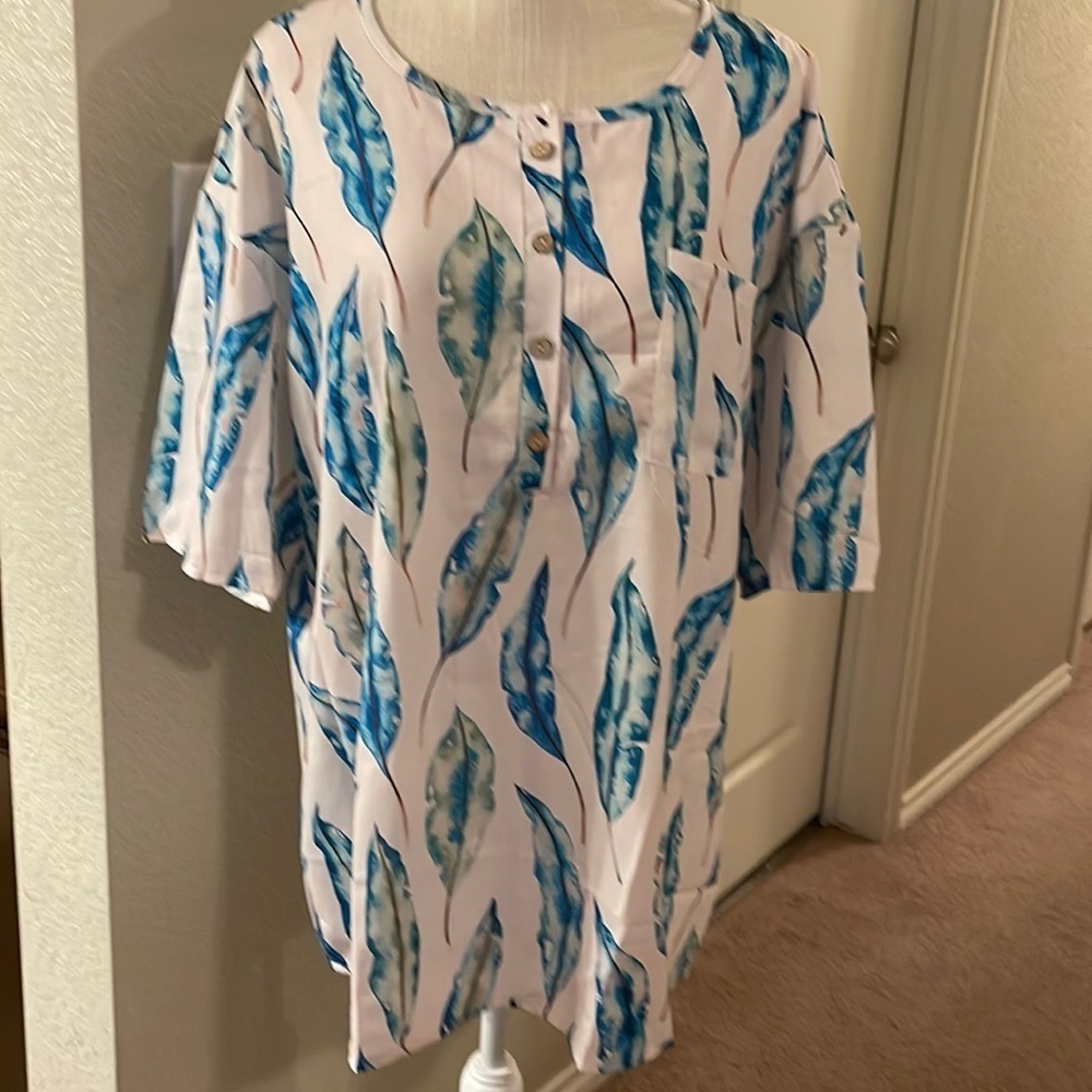 EUC 2XL Women’s White Blouse with Bluegreen Leaves 3/4” Sleeves